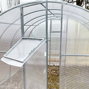 Теплиця з оцинкованої квадратної труби під полікарбонатом