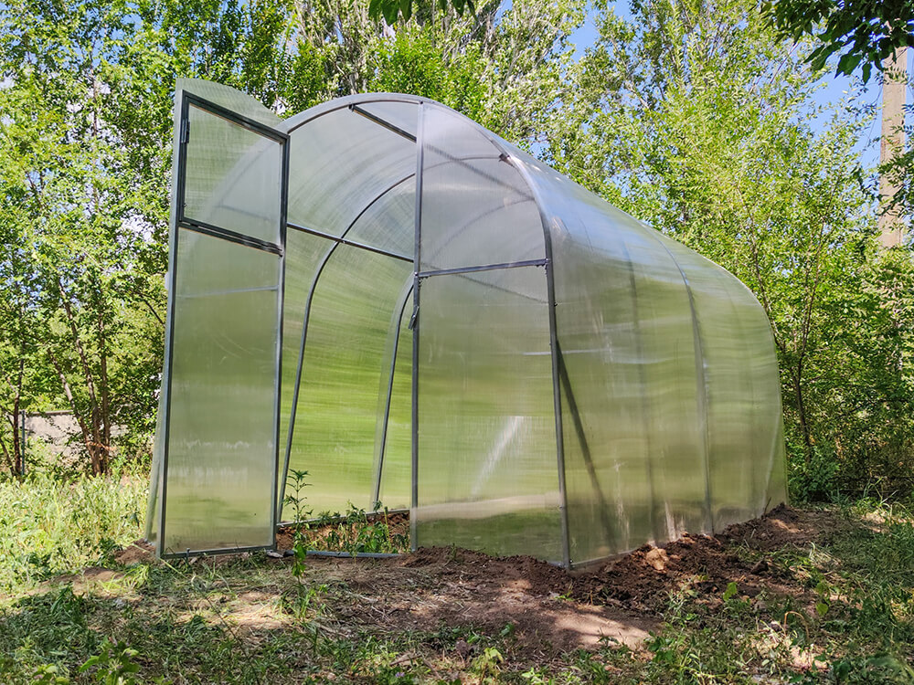 Теплиця з оцинкованої квадратної труби під полікарбонатом