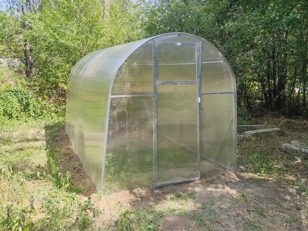 Теплиця з оцинкованої квадратної труби під полікарбонатом