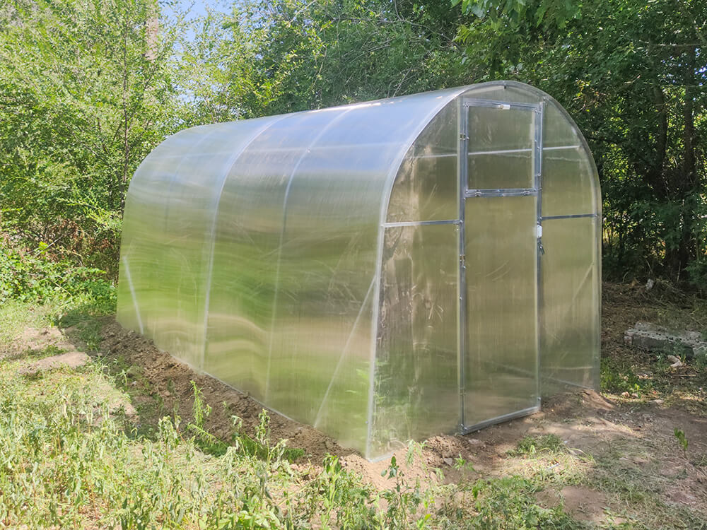 Теплиця з оцинкованої квадратної труби під полікарбонатом