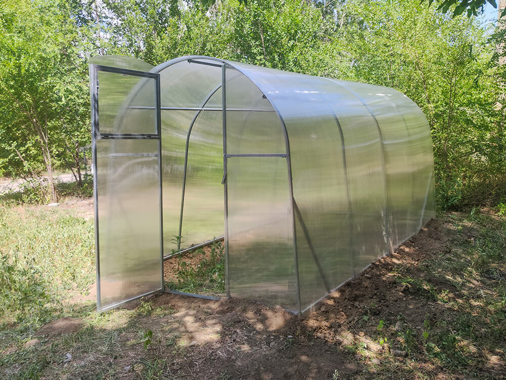 Теплиця з оцинкованої квадратної труби під полікарбонатом