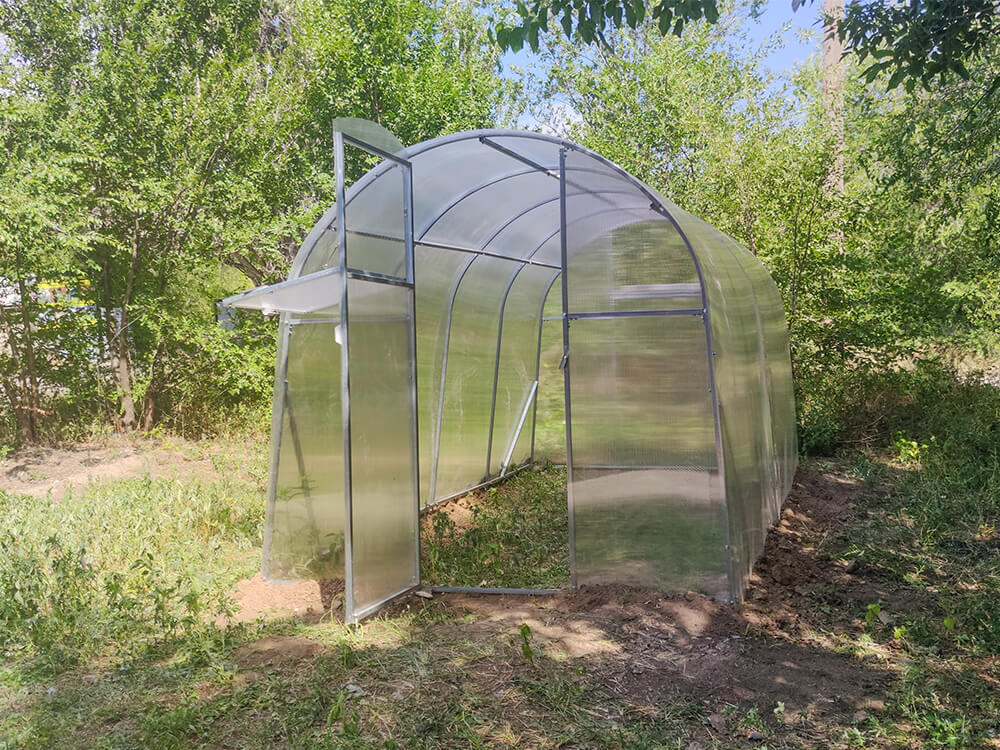 Теплиця з оцинкованої квадратної труби під полікарбонатом