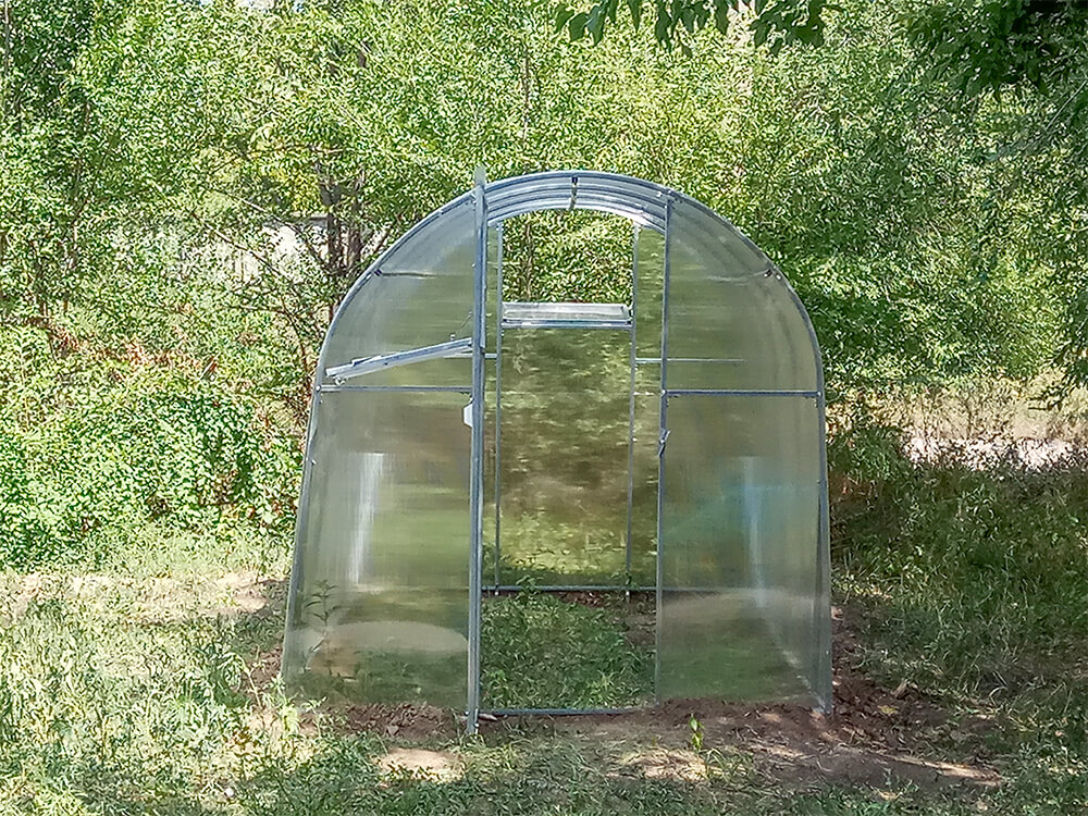 Теплиця з оцинкованої квадратної труби під полікарбонатом