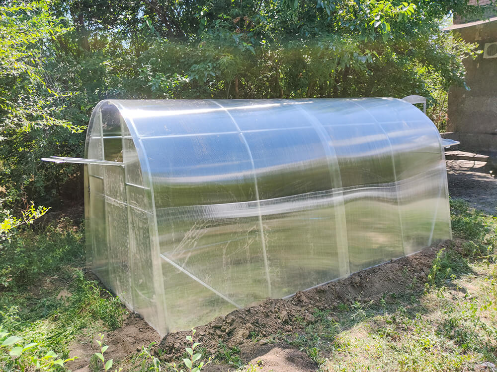 Теплиця з оцинкованої квадратної труби під полікарбонатом