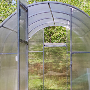Теплиця з оцинкованої квадратної труби під полікарбонатом