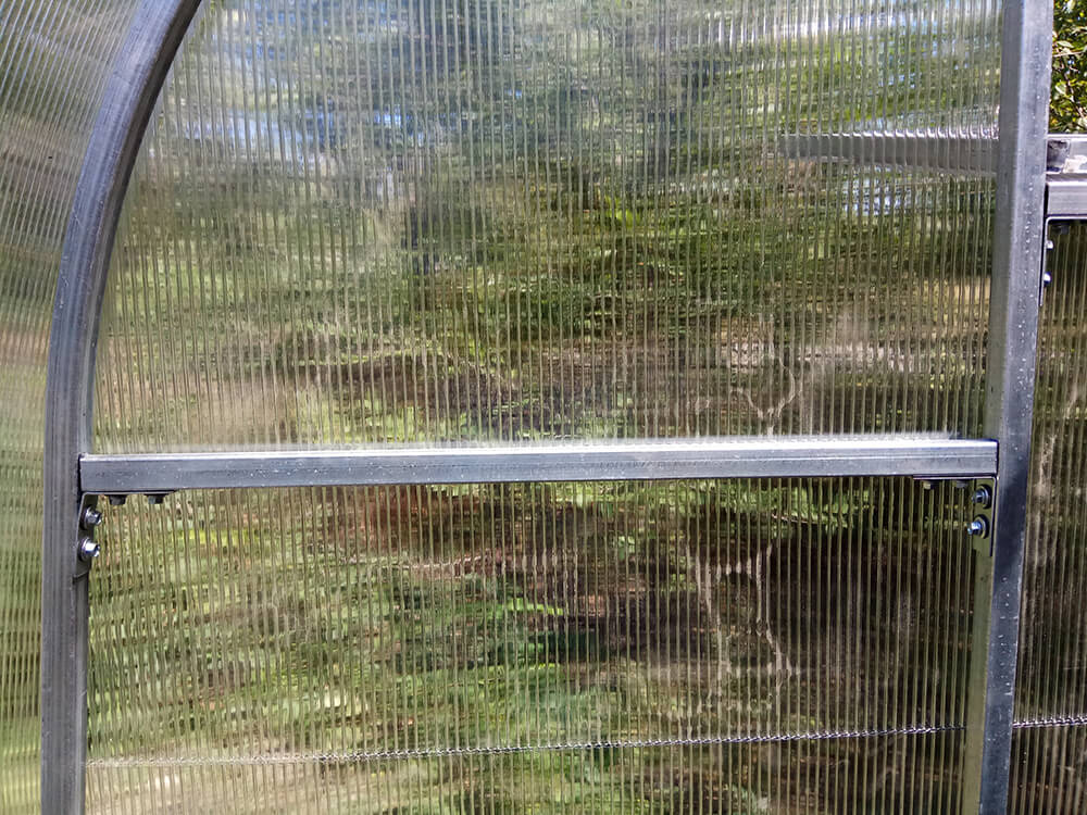 Теплиця з оцинкованої квадратної труби під полікарбонатом