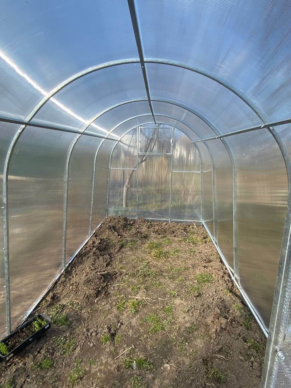 Теплиця з оцинкованої квадратної труби під полікарбонатом