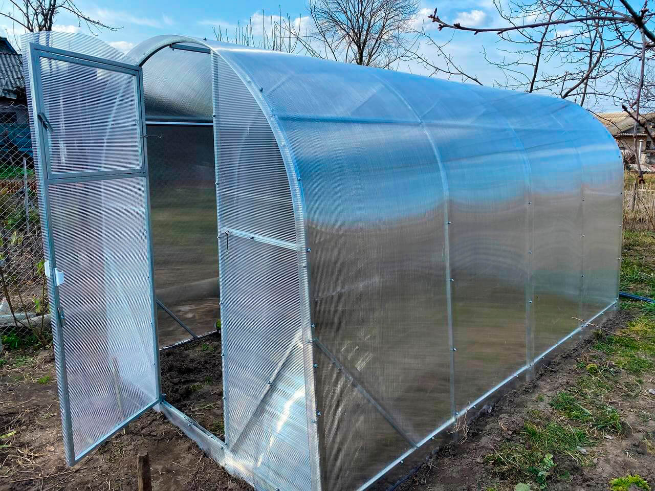 Теплиця з оцинкованої квадратної труби під полікарбонатом